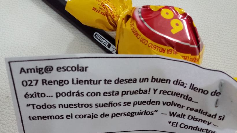 [FOTO] Micrero de Concepción se vuelve viral por regalarle lápices y bombones a quienes iban a rendir la PAES