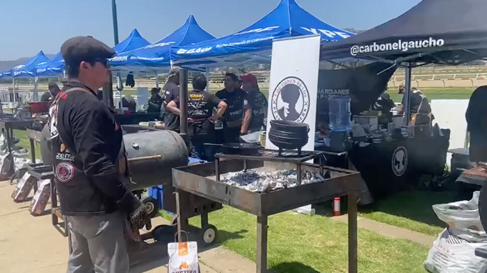 Séptima versión de la Feria Sobre Mesa reúne a cientos de familias en Sporting Viña del Mar Séptima versión de la Feria Sobre Mesa reúne a cientos de familias en Sporting Viña del Mar