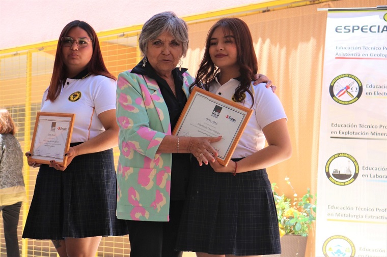 22 alumnos del Liceo Minero América de Calama fueron certificaros por Enaex