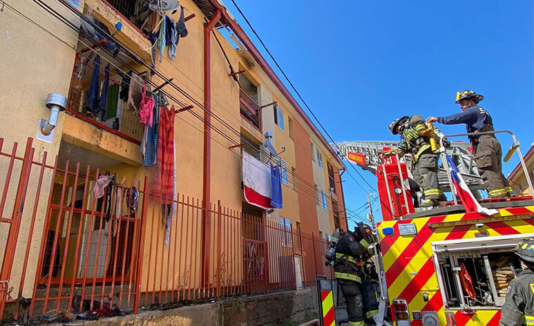 Municipio de Viña del Mar entrega ayuda a familias damnificadas por incendio en Glorias Navales