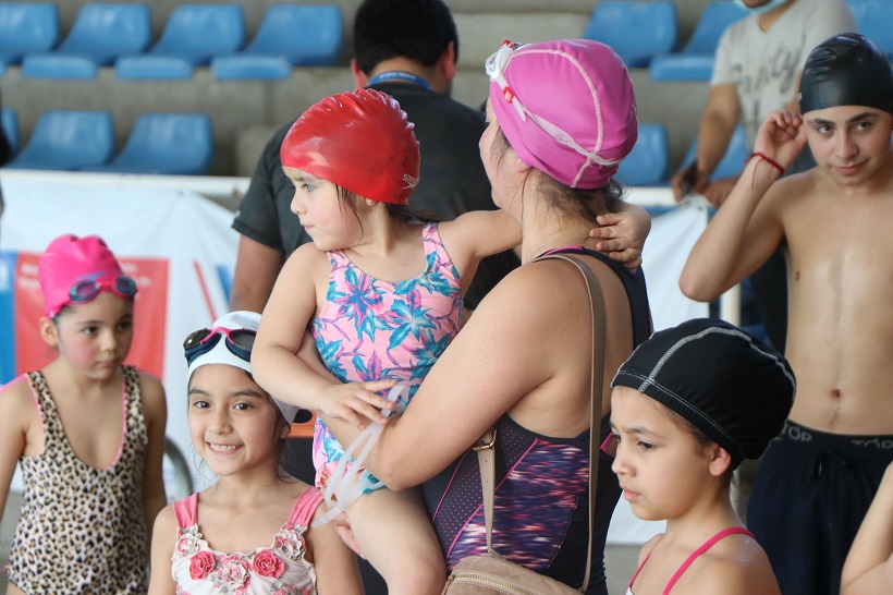 Dictan clases de natación para padres-hijos en Campo de Deportes Ñielol de Temuco