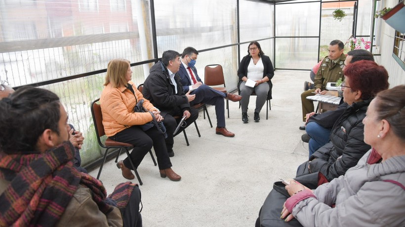 Autoridades y dirigentes sociales de Barrios Bajos en Valdivia se reunieron para debatir sobre seguridad