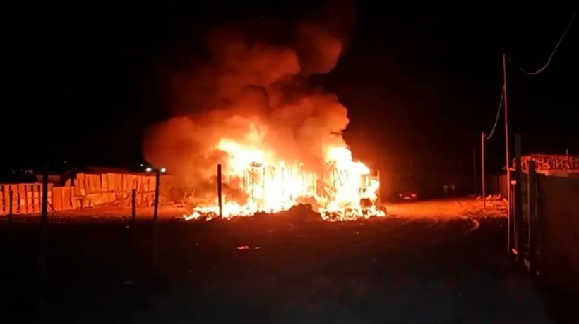 Incendio en poblado de Pica dejó dos viviendas consumidas