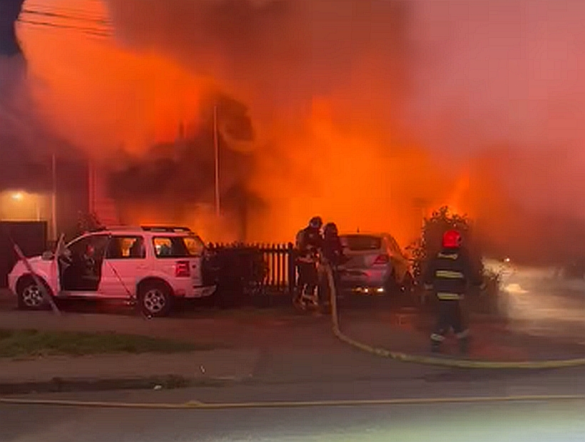 Cuatro compañías de bomberos de Llanquihue combatieron incendio en casa habitación