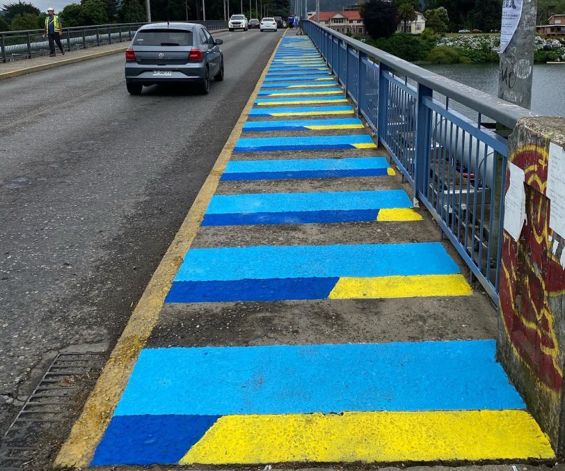 Realizan trabajos de pintado en las veredas del Puente Pedro de Valdivia