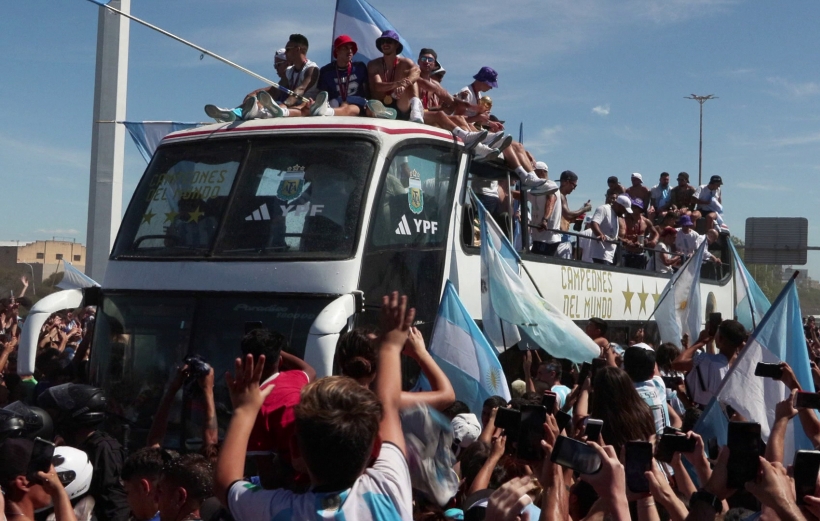 FOTOS Mira el ca tico festejo argentino en caravana Hincha se