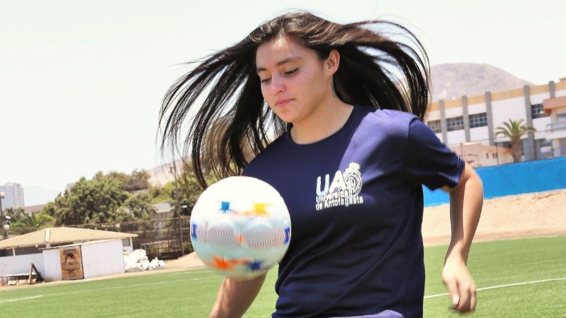 Conoce la historia de la estudiante de la UA que juega en Deportes Antofagasta