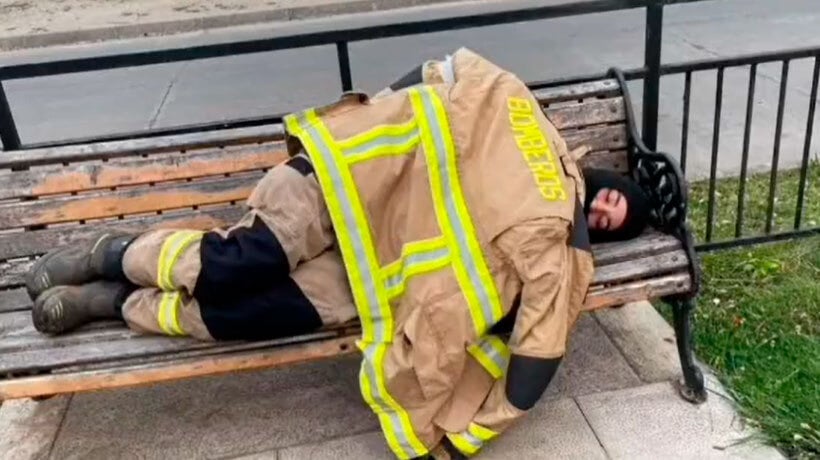 Imágenes muestran a bomberos de Temuco durmiendo en bancas tras una noche de combate al fuego en Purén
