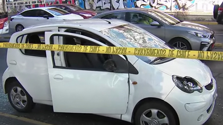 Encuentran auto abandonado y con vidrios rotos frente al GAM