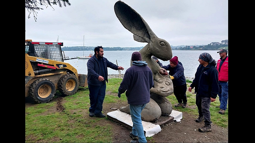Escultura de una liebre con cuerpo de mujer genera polémica en Puerto Varas