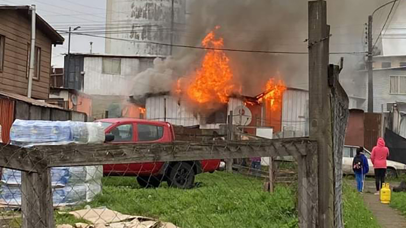 Incendio destruyó dos viviendas de un campamento en población Quinto Centenario de Osorno Incendio destruyó dos viviendas de un campamento en población Quinto Centenario de Osorno
