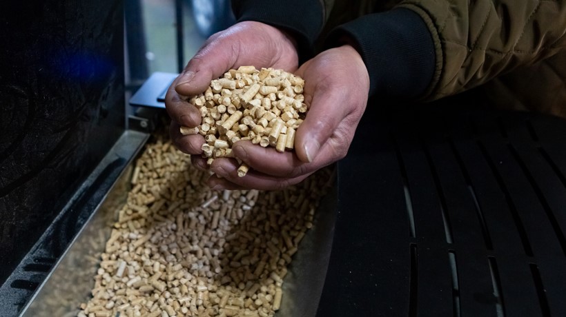 En Ñuble, aumentan las ventas de pellet ante la llegada de bajas temperaturas en la región