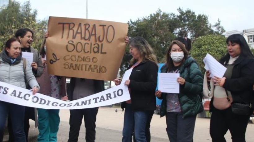 Trabajadores sociales protestaron en plaza de Armas de Osorno