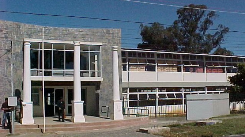 Electores llegaron a votar al Liceo B56 de Cañete y les dijeron que les habían cambiado de local