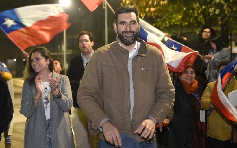 De La Maza, primera mayoría en Los Ríos: "Reconocemos la importancia de este proceso aun cuando no lo pedimos" De La Maza, primera mayoría en Los Ríos: "Reconocemos la importancia de este proceso aun cuando no lo pedimos"