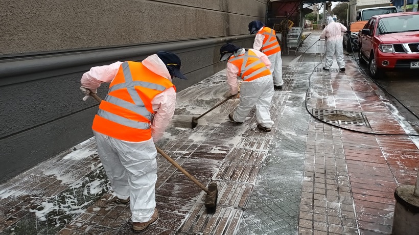 Realizan operativos de limpieza de calles en el centro de Copiapó