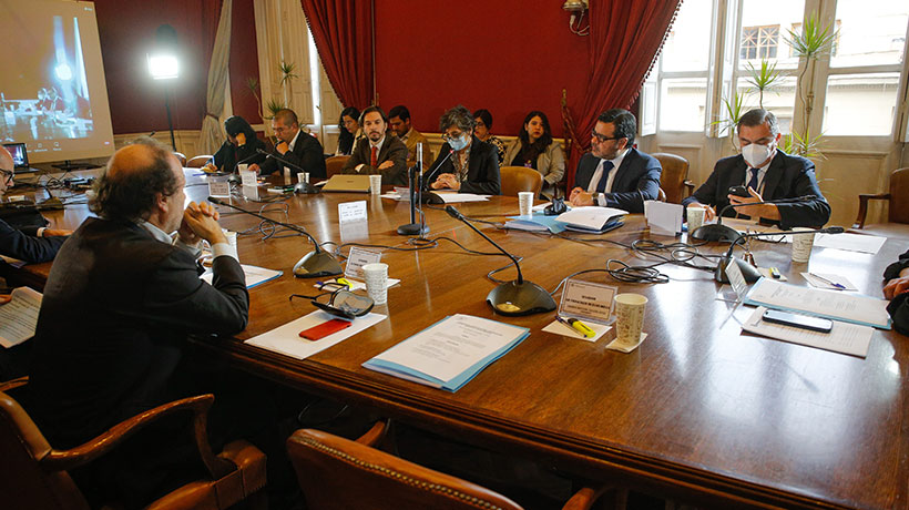 Comisión del Senado aprueba proyecto alternativo de isapres que no devuelve cobros excesivos