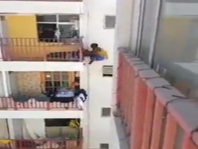 [VIDEO] Sujeto escala condominio en Alto Hospicio: vecinos lo sorprenden y logran retenerlo