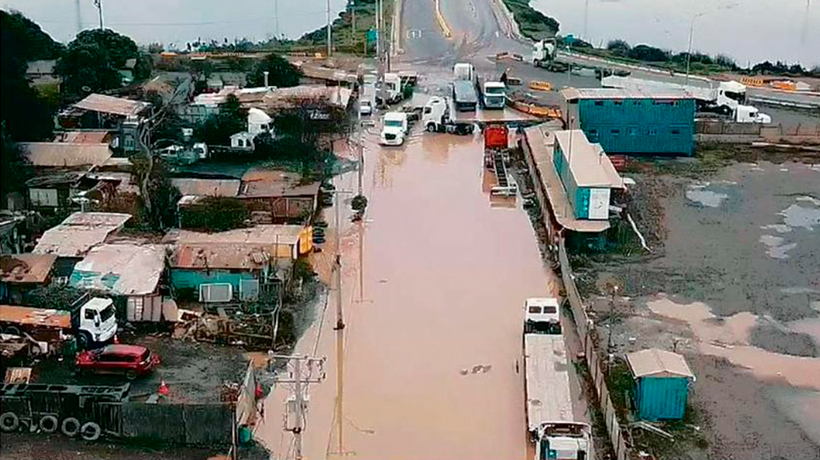 Insólito: la lluvia hizo crecer la &quot;piscina&quot; que se forma en calle de Llolleo