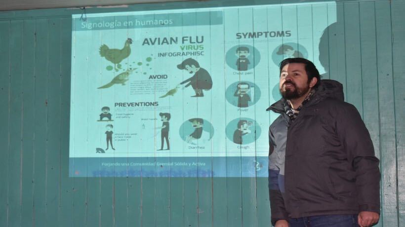 Agricultores de isla Caguach reciben charla sobre prevención de gripe aviar