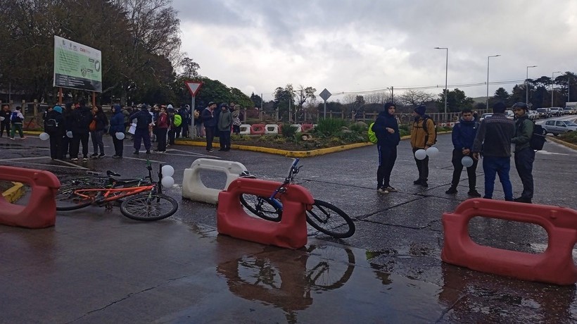 A esta hora se desarrolla una manifestación por muerte de ciclista en Valdivia A esta hora se desarrolla una manifestación por muerte de ciclista en Valdivia