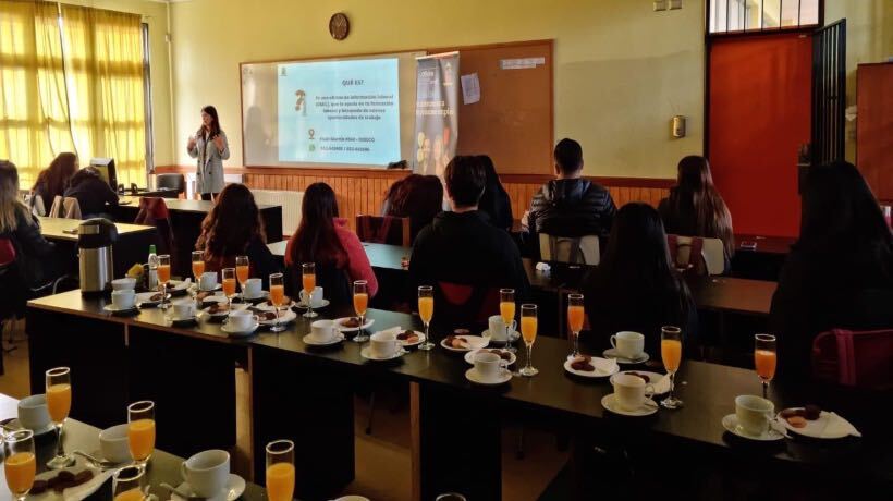 Alumnos de Dalcahue reciben charla sobre el mundo laboral