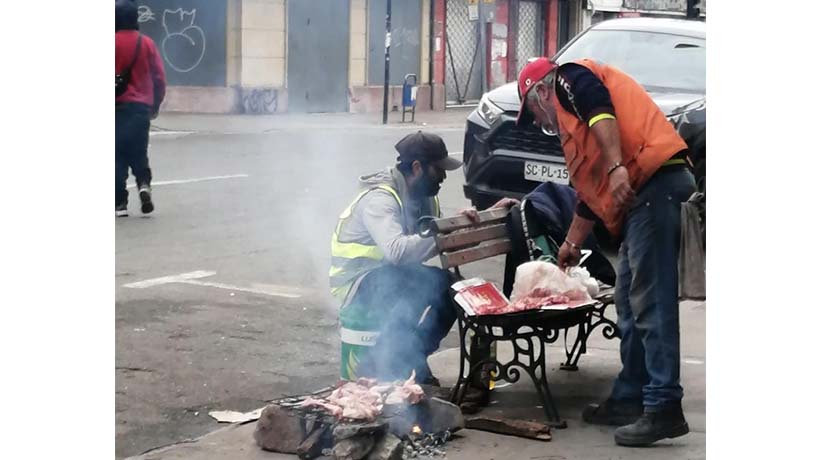 Viralizan fotografía de dos hombres haciendo un asado en pleno centro de San Antonio