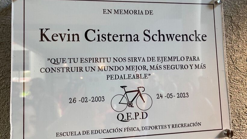 Instalan placa conmemorativa en memoria de Kevin Cisternas en la UACh