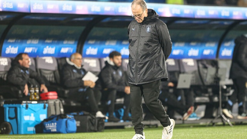 Bielsa debutó en Uruguay y derrotó a Chile en su primer partido en