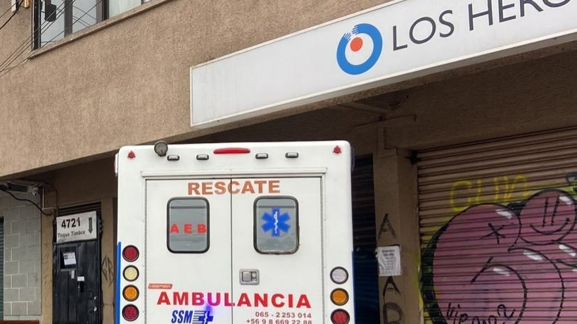 Ambulancia protagonizó choque en Macul: terminó impactando frontis de caja de compensación Ambulancia protagonizó choque en Macul: terminó impactando frontis de caja de compensación