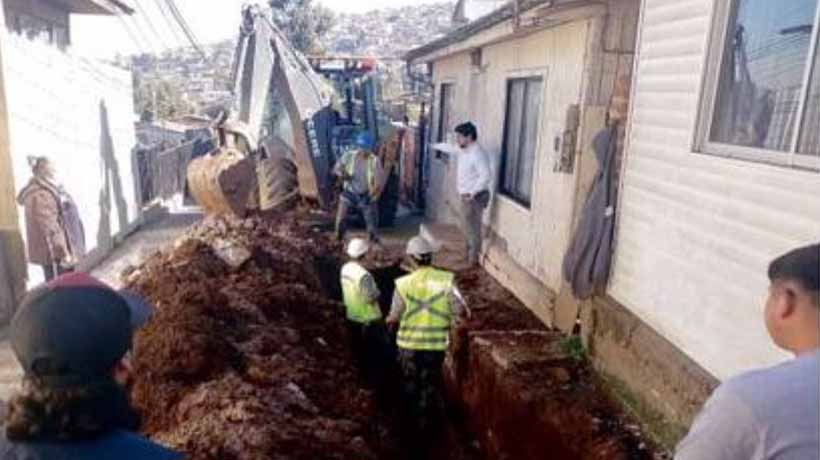 Rotura de matriz inundó tres casas y el agua arrasó con el patio de una vivienda