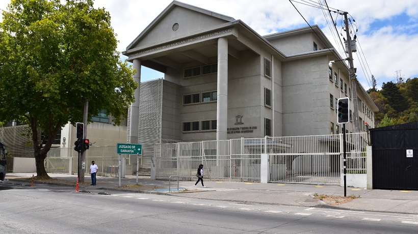 Formalizaron a una egresada de Derecho que intentó ingresar un teléfono celular a recinto penitenciario de Concepción