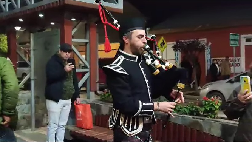 [VIDEO] Gaitero se lució tocando &quot;Amazing Grace&quot; por el aniversario de Bomberos en Lebu