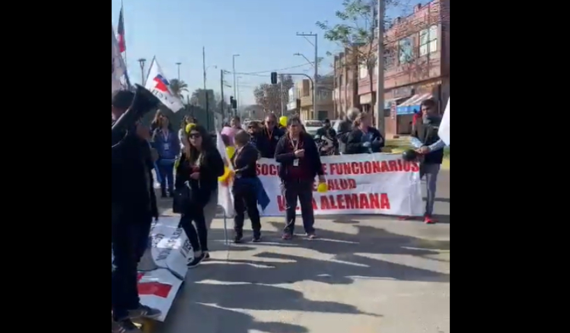 Funcionarios de Salud Municipal protagonizan manifestación en frontis de la Municipalidad de Villa Alemana