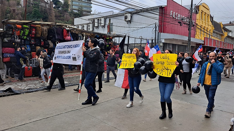 Ofician al municipio de Puerto Montt para suspender el cobro de patentes en calle Varas