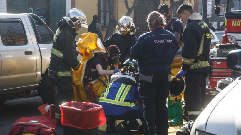 Santiago: Bomberos trabaja en emergencia química por cianuro