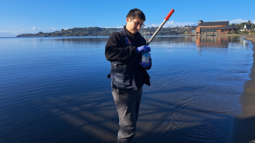 Toman muestras de agua en Frutillar para evaluar contaminación del lago Llanquihue