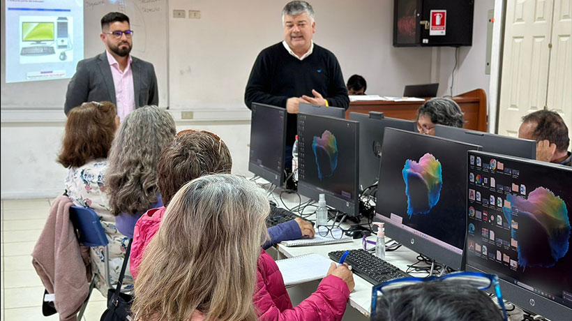 Limache: 80 adultos mayores participan en programa municipal para alfabetización digital
