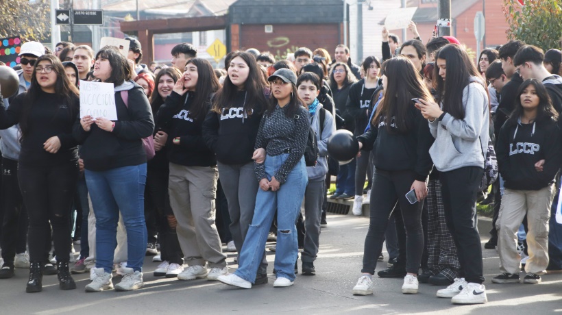 Comunidad del Liceo Carmela Carvajal de Osorno inició paralización de actividades por falencias en recinto provisorio Comunidad del Liceo Carmela Carvajal de Osorno inició paralización de actividades por falencias en recinto provisorio