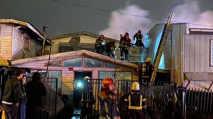 Incendio destruyó una casa y causó daños en otra en población Antuhue 6 de Puerto Montt