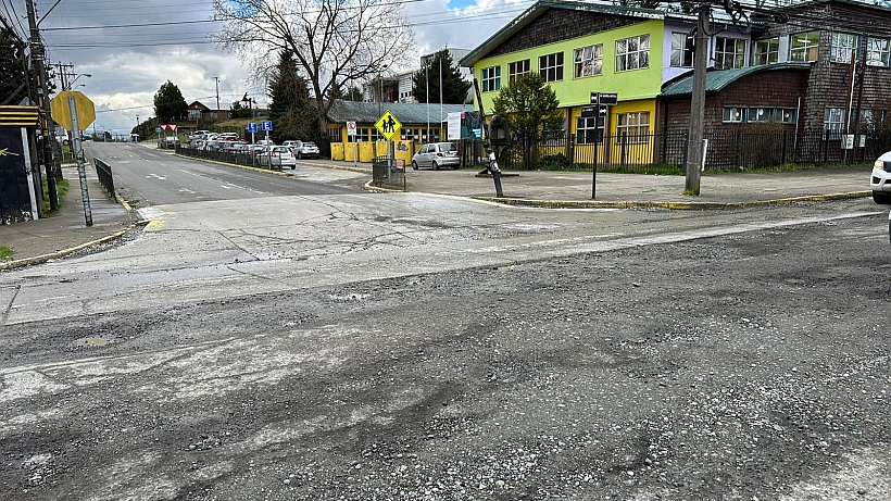 Denuncian “nueva ruta de hoyos” en avenida Gabriela Mistral de Alerce