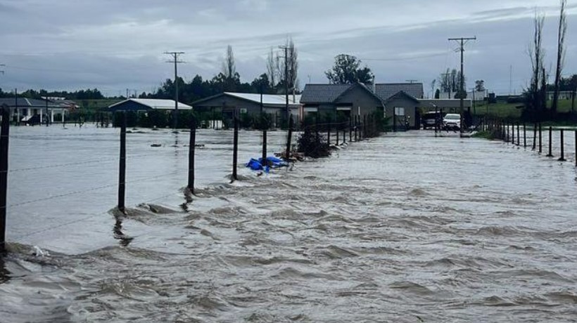 Evacuan familias camino a Pinto producto de desborde del Río Chillán Evacuan familias camino a Pinto producto de desborde del Río Chillán