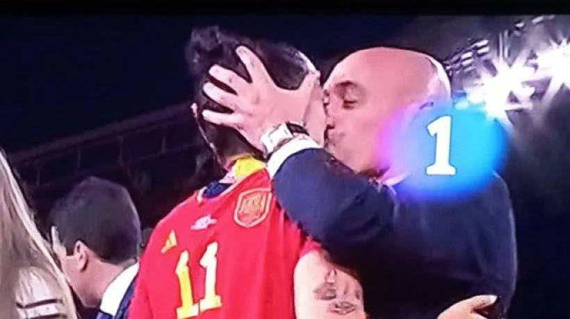 Presidente de la Federación Española de Fútbol y beso a jugadora: &quot;Si hay gente que se ha sentido dañada, tengo que disculparme&quot;