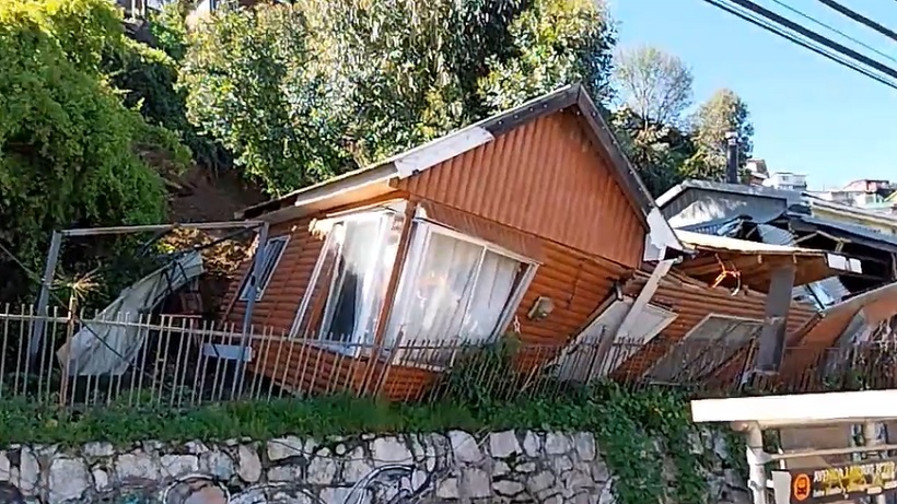 26 familias debieron evacuar el Cerro Alegre de Tomé tras la remoción de masa de un cerro que destruyó una vivienda