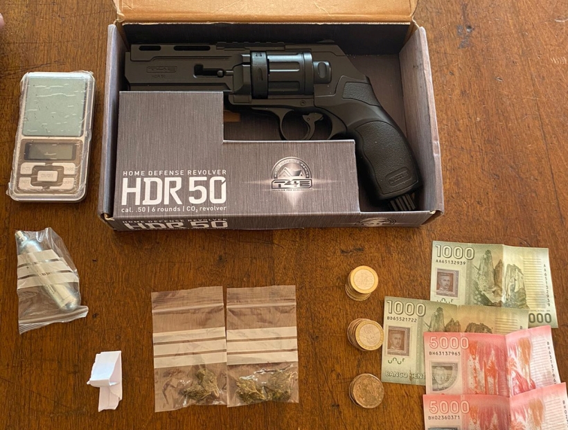 Sorprenden a joven con droga y un arma de aire comprimido en el centro de Osorno Sorprenden a joven con droga y un arma de aire comprimido en el centro de Osorno