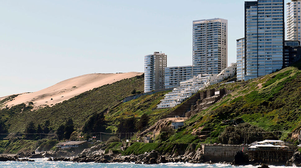 Alcaldesa de Viña del Mar trabaja en acciones legales tras desprendimientos en dunas