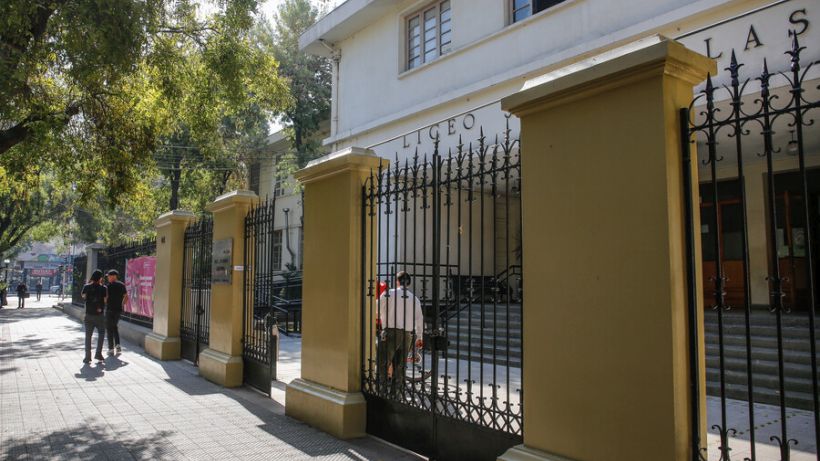 Evacuaron el Liceo José Victorino Lastarria por bombas de ruido
