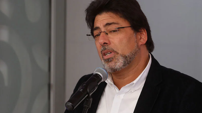 Daniel Jadue en funeral de Teillier: " Estamos viviendo una pérdida que es muy difícil de reparar" Daniel Jadue en funeral de Teillier: " Estamos viviendo una pérdida que es muy difícil de reparar"