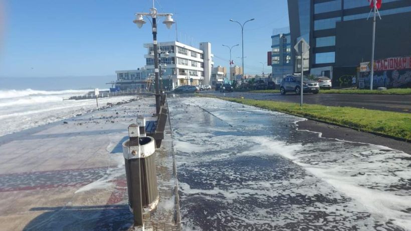 Marejadas afectaron borde costero y piscina municipal en Iquique