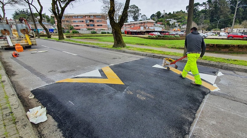 Municipio penquista inició construcción de más de 120 lomos de toro para mejorar la seguridad vial en la comuna